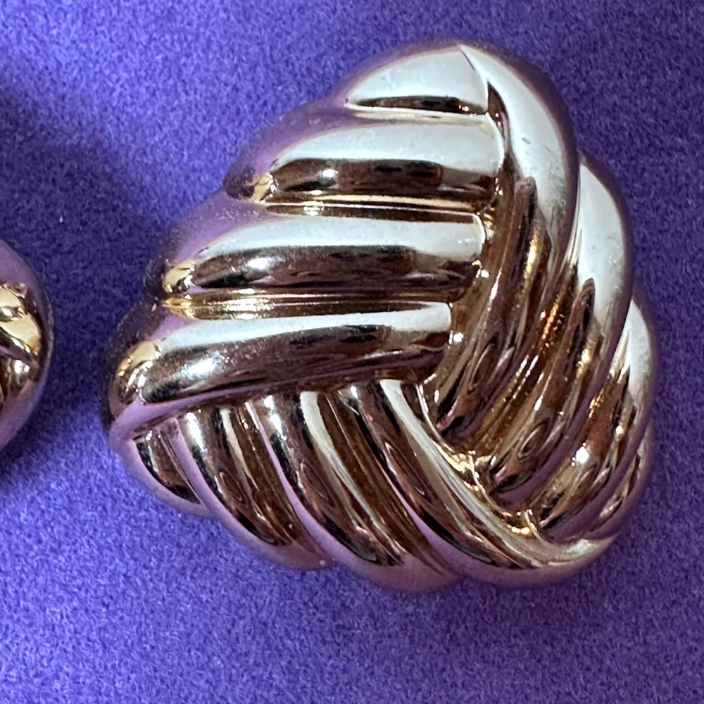 Christian Dior Triangular Knot
Earrings vintage gold clip on - Picture 6 of 7
